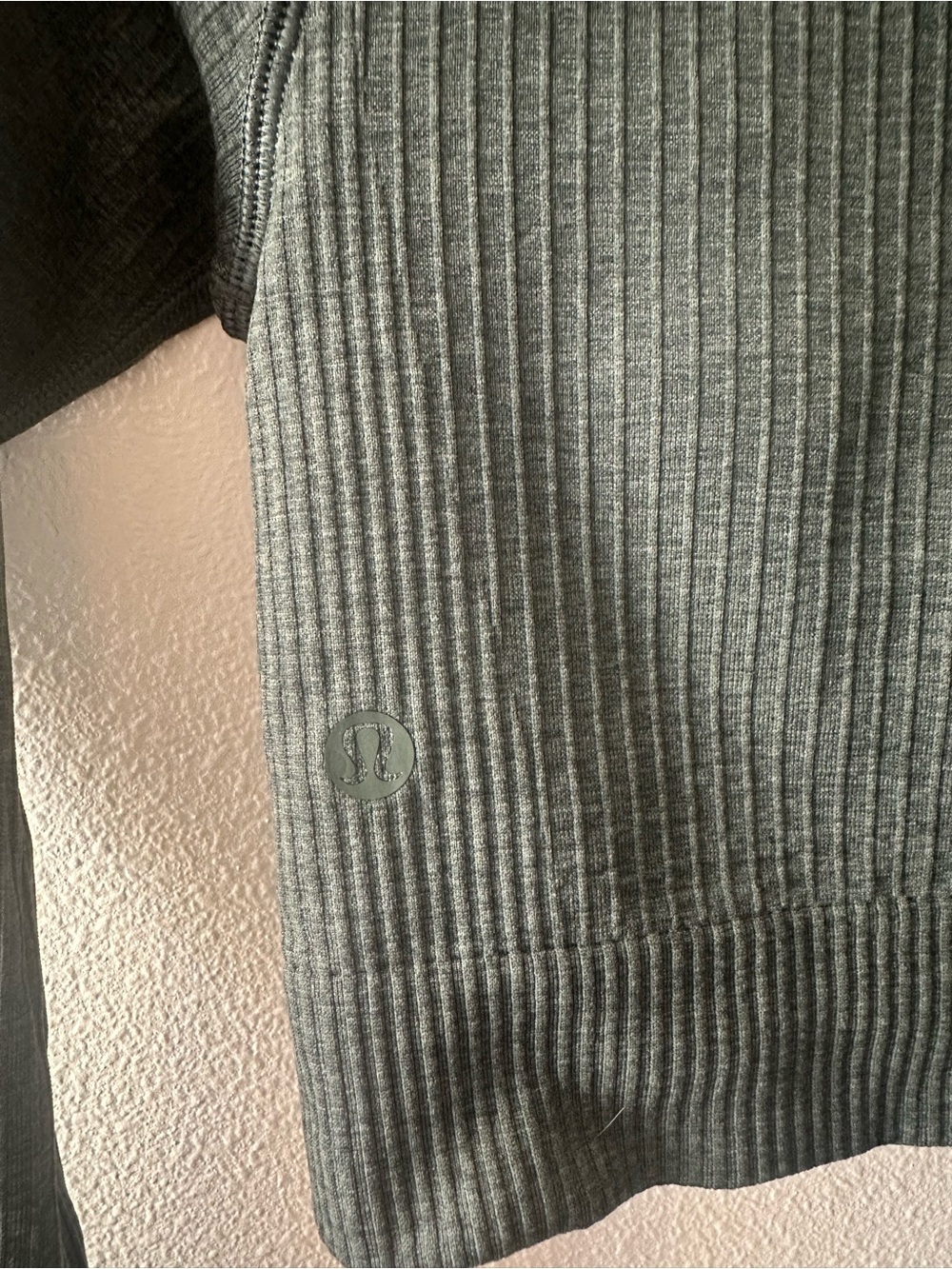Lululemon Ebb to Street Long Sleeve Shirt
Smoked Spruce W3DZNS with pads size 4 - Picture 8 of 8